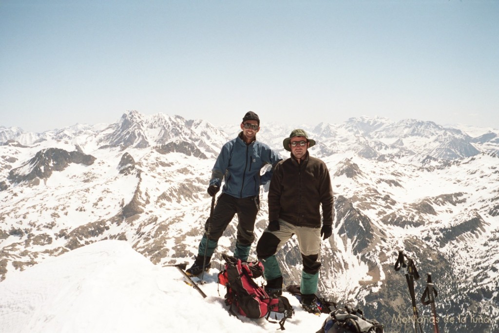 Jesús y Joaquín en la cima del Garmo Negro, 3.066 mts.